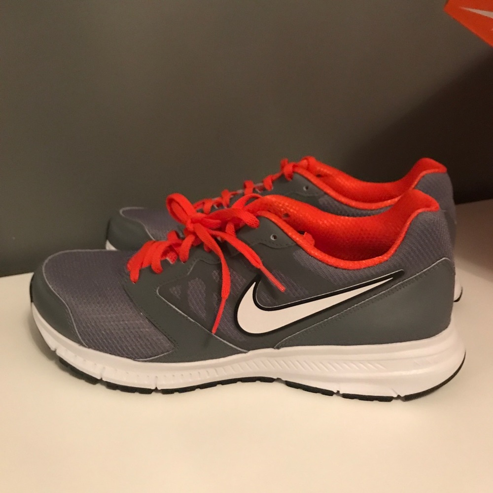 New men’s Nike tennis shoes